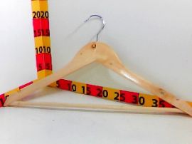 PERCHA MADERA SIMPLE BARNIZADA X1 45CM (CH) (037-24-30/064001) 