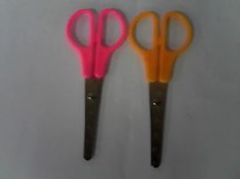 TIJERA ESCOLAR CHICA MANGO PLASTICO COLOR (412001/016-14) 